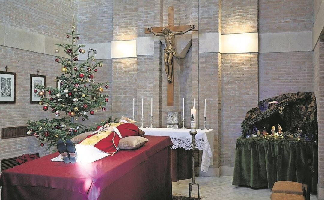 El Vaticano difundió las primeras imágenes de Ratzinger, quien reposa en una estancia decorada con un nacimiento y un árbol de Navidad del monasterio Mater Ecclesia. Foto. AFP