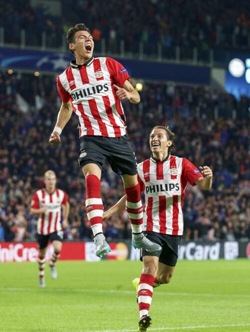 Héctor Moreno celebra el gol con su compatriota Andrés Guardado (XINHUA)