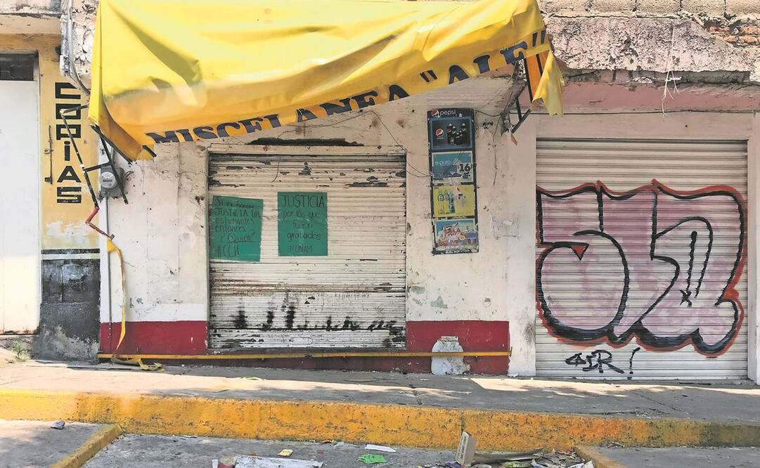 La miscelánea Ale, frente a la entrada principal del plantel del CCH Naucalpan de la UNAM, fue vandalizada el viernes. Foto: Rebeca Jiménez/ EL UNIVERSAL.