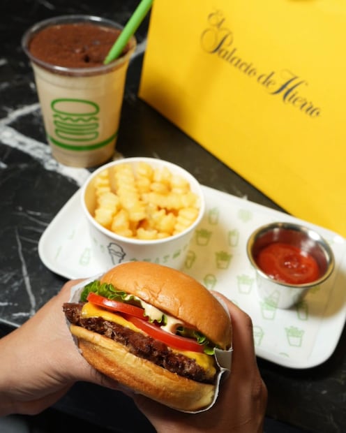 La nueva ubicación ofrecerá el menú tradicional de Shake Shack, que incluye hamburguesas, papas crinkle-cut y malteadas. Foto: Cortesía.