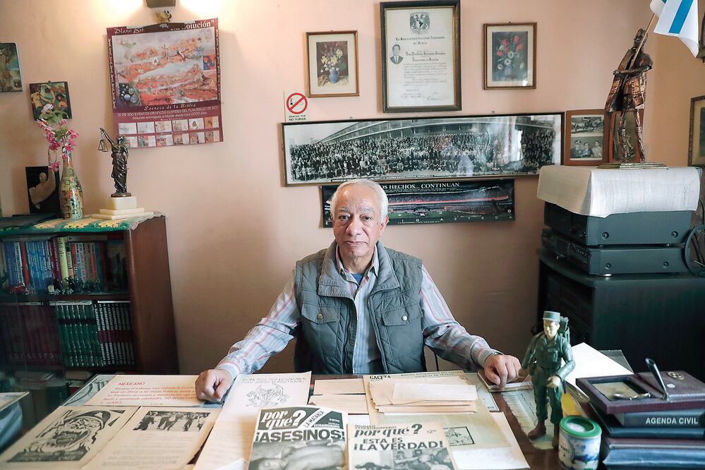 A José González, ex brigadista de la Facultad de Derecho de la UNAM, le gustaría prestar o donar su archivo hemerográfico a algún instituto o universidad que se interese en conservarlo (Fotos: IVÁN STEPHENS)