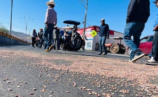 Por cuarto día consecutivo, productores de frijol bloquean vialidades en Zacatecas; manifestantes y autoridades se acusan de "coyotaje"