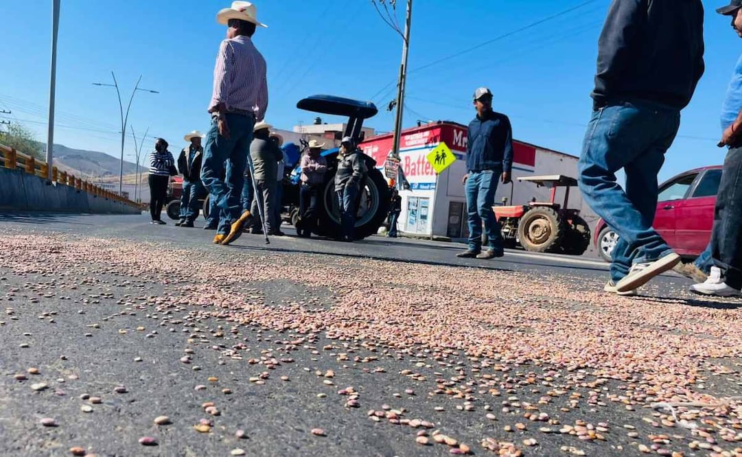 Por cuarto día frijoleros bloquean vialidades en Zacatecas; manifestantes y autoridades se acusan de "coyotaje".
Foto: Esther Consuegra