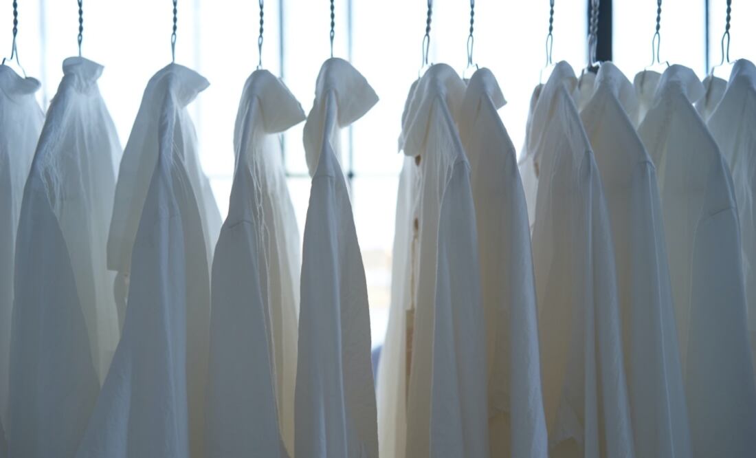 Las prendas de color blanco son muy delicadas, por lo que requieren un lavado especial / Foto: Unsplash