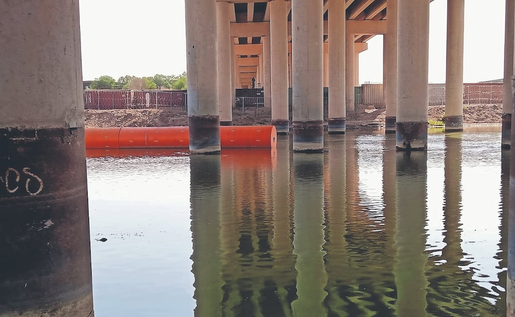 Las boyas ya están debajo de los puentes internacionales entre Piedras Negras, Coahuila, y Eagle Pass, Texas. Foto: Especial