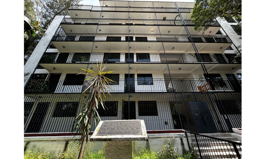 El 1C del Multifamiliar Tlalpan, hoy en pie, guarda en sus muros la memoria de quienes lucharon por recuperar su hogar después del derrumbe de 2017.
Foto: Dana Rufino/ EL UNIVERSAL