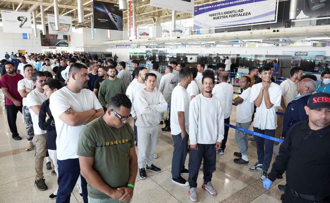 Fotografía cedida por el Ministerio de Interior, Justicia y Paz de Venezuela, que muestra a migrantes venezolanos en el aeropuerto internacional Simón Bolívar, en Maiquetia (Venezuela). Un grupo de 180 migrantes venezolanos deportados desde Estados Unidos retornó este viernes a su país en un avión de la nación norteamericana, informó este viernes el Ministerio de Interior y Justicia venezolano. Foto: EFE