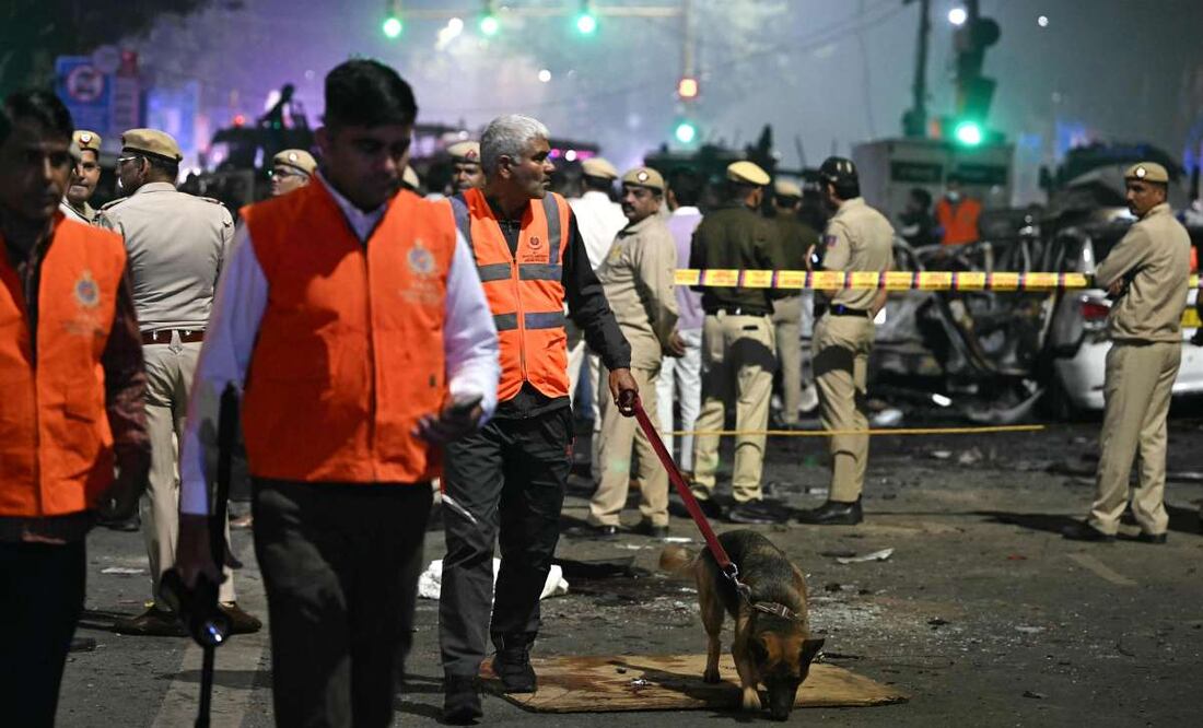 Agentes de policía con un perro rastreador inspeccionan el lugar de la explosión ocurrida cerca del Fuerte Rojo, en el casco antiguo de Delhi, el 10 de noviembre de 2025. Ese mismo día, los bomberos indios informaron de heridos tras un incendio que afectó a varios vehículos cerca del emblemático Fuerte Rojo de la capital, pero aún se desconocen las causas del siniestro. Foto: AFP
