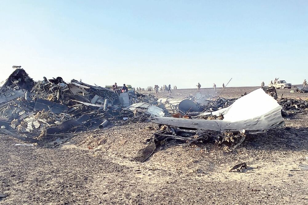 Restos del avión de la aerolínea rusa que se estrelló ayer en el Sinaí, Egipto. Una rama del EI se atribuyó la caída de la nave, versión rechazada por Moscú y El Cairo (EFE)