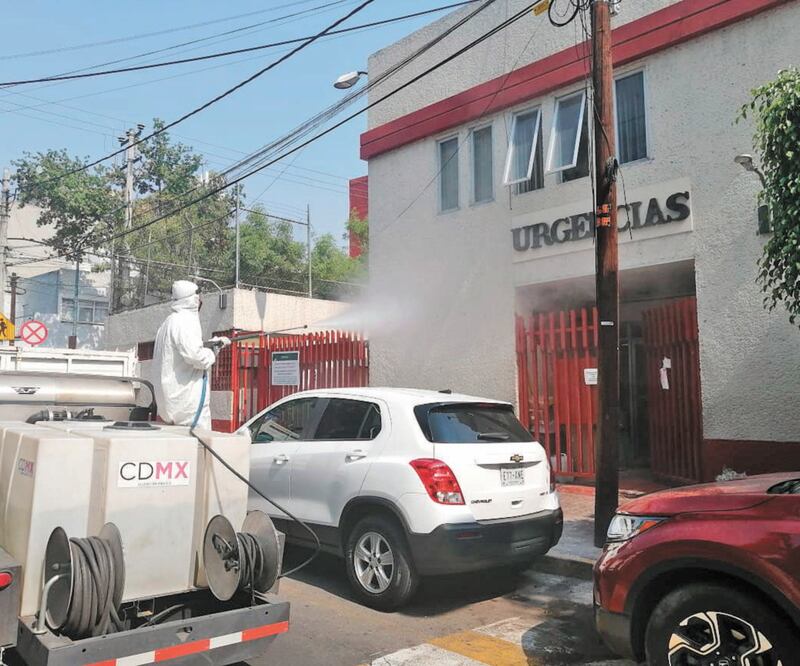 Trabajadores de Salud de la Ciudad de México realizaron la sanitización de las diversas áreas del Hospital Pediátrico Tacubaya con químicos y nebulizadores especiales. FOTOS: ESPECIALES
