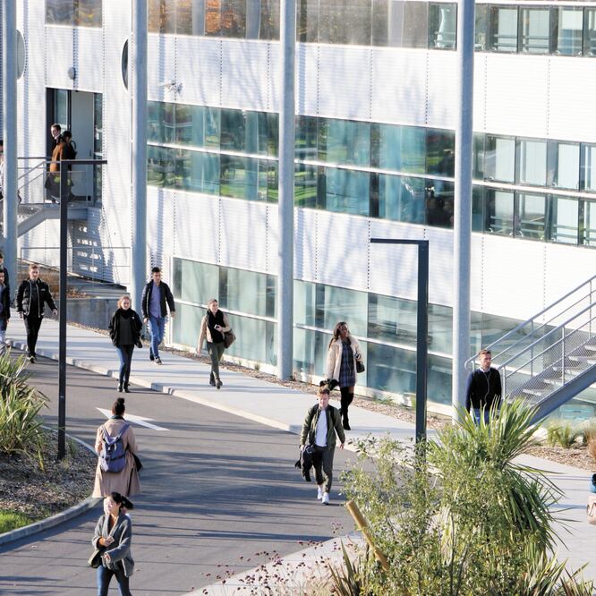 Rennes es una ciudad de estudiantes bien comunicada, limpia y ordenada. Tiene un aeropuerto y una estación de tren con varias salidas diarias a París, que permiten llegar a la ciudad luz en menos de dos horas. ESPECIAL