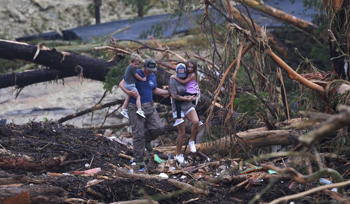 Personas trepan por los escombros de un puente sobre el río Guadalupe tras una inundación repentina que azotó la zona en Ingram, Texas, el sábado 5 de julio de 2025. Foto: AP