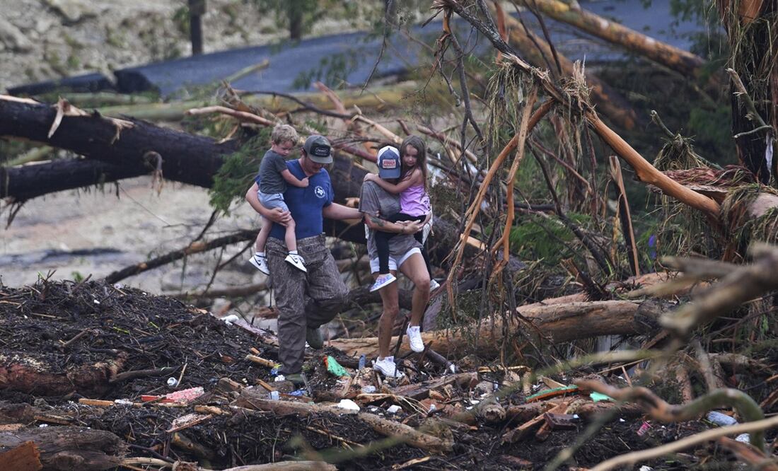Personas trepan por los escombros de un puente sobre el río Guadalupe tras una inundación repentina que azotó la zona en Ingram, Texas, el sábado 5 de julio de 2025. Foto: AP