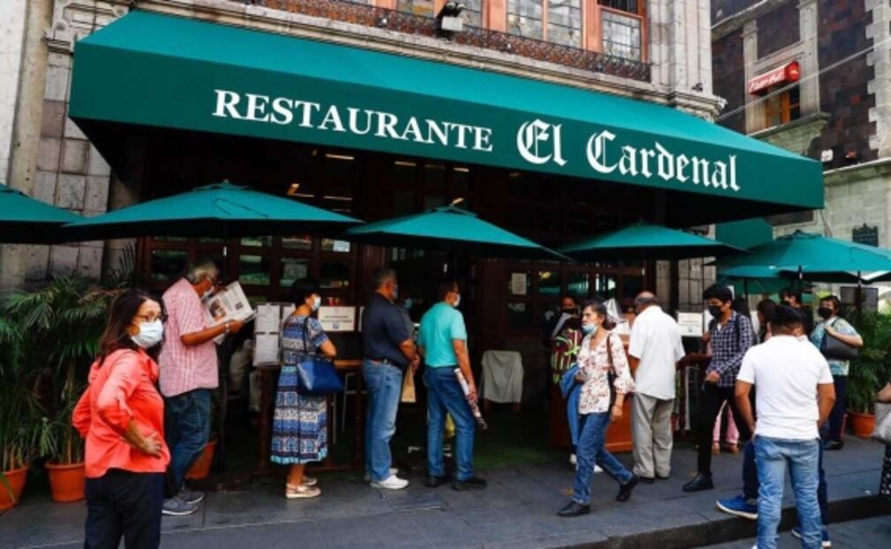 "La pandemia se llevó a mi mamá, pero tengo razones para celebrar hoy"; con regalos y música en vivo festejan a las mamás en CDMX