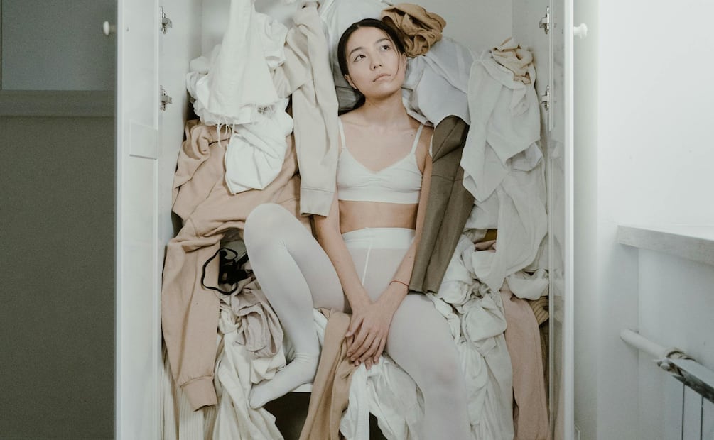 Cómo desintoxicar tu clóset antes de empezar el año y crear un armario que refleje tu estilo y tu vida actual. Foto: Pexels