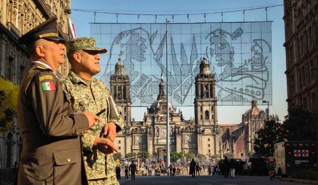 Elementos del Ejército mexicano se preparan para participar en el desfile cívico-militar por el 115 aniversario del inicio de la Revolución Mexicana, que este año cambia de ruta y culminará en el Monumento a la Revolución en la Ciudad de México, el jueves 20 de noviembre de 2025. Foto: Luis Camacho/EL UNIVERSAL