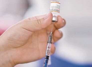 Pausan vacunación por dosis caducas