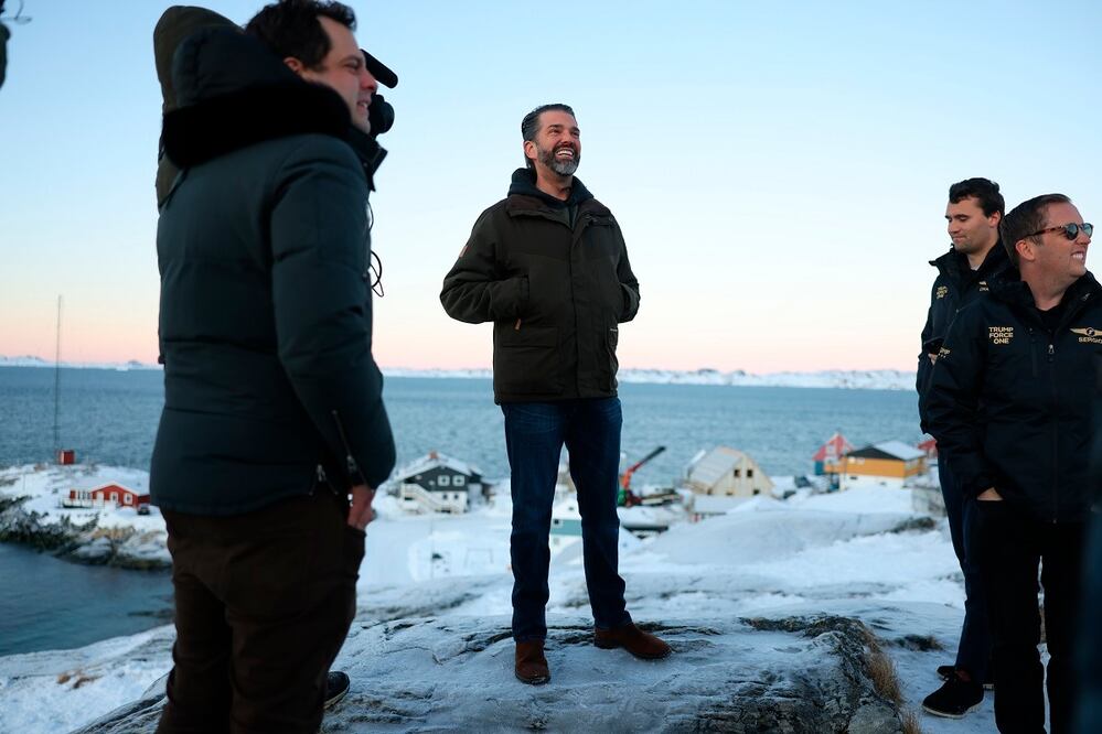 Donald Trump Jr. (centro), durante su visita a Nuuk, Groenlandia, este 7 de enero de 2025. FOTO: EFE