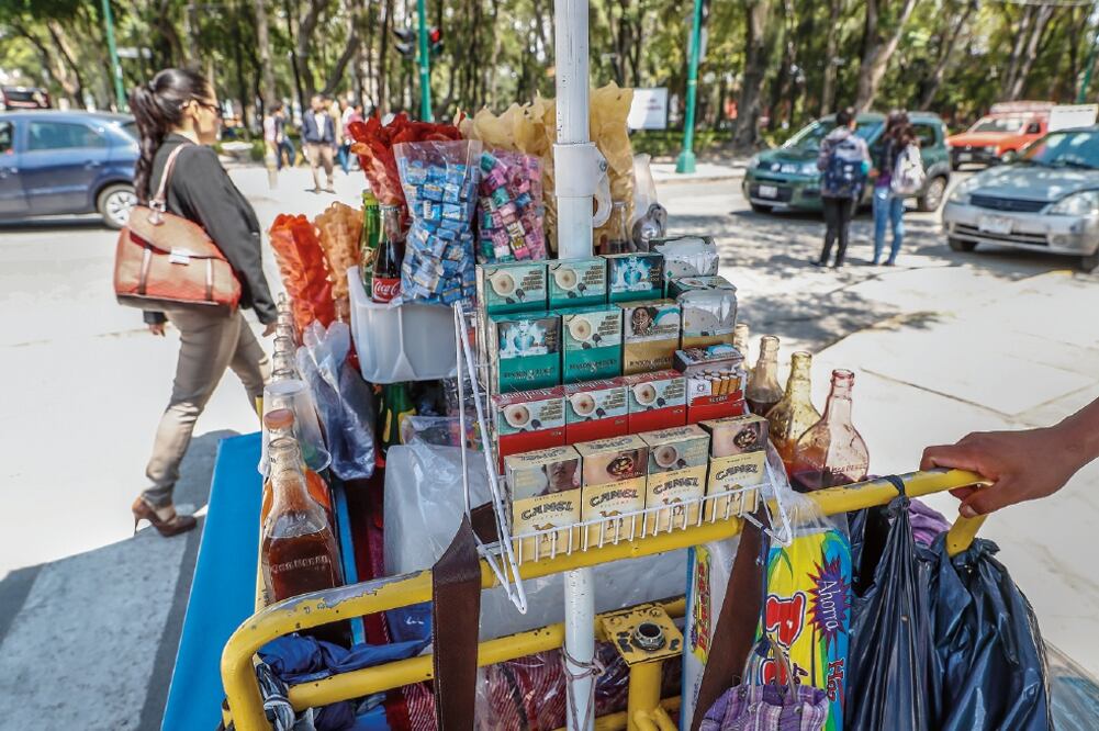 En los puestos se pueden adquirir cigarros sueltos de cualquier marca por precios que van desde los cuatro a los seis pesos (YADÍN XOLALPA. EL UNIVERSAL)