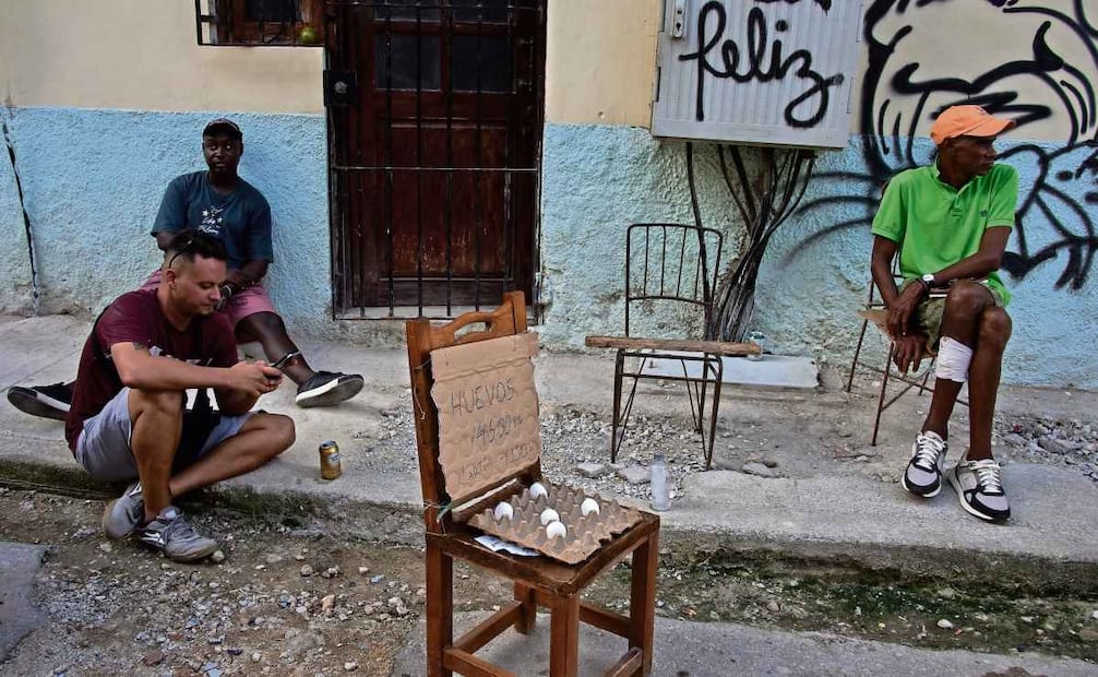 Cubanos, durante un apagón en La Habana, el viernes pasado. Foto: RAMON ESPINOSA/AP