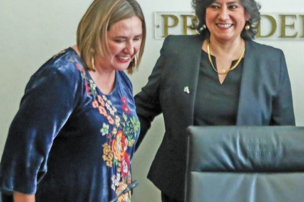 La secretaria Irma Eréndira Sandoval (der.) dijo que reparan los procesos de compra de medicamentos, ya que estaban “contaminados con moches”. DIEGO SIMÓN. EL UNIVERSAL