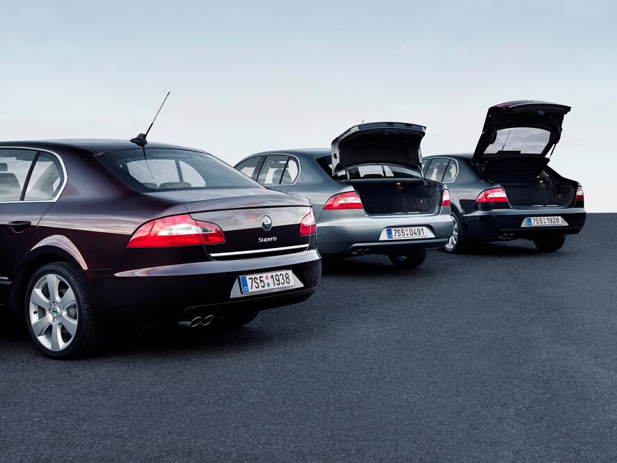 La segunda generación del sedán mediano contó con este sistema para la apertura de la cajuela.