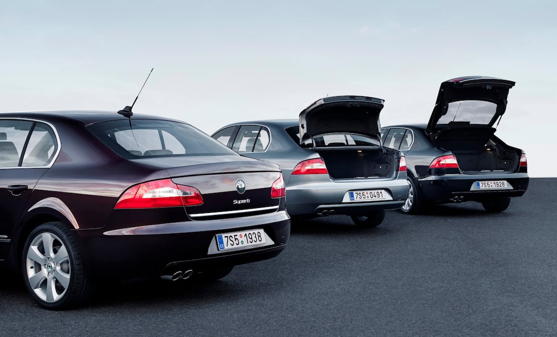 La segunda generación del sedán mediano contó con este sistema para la apertura de la cajuela.