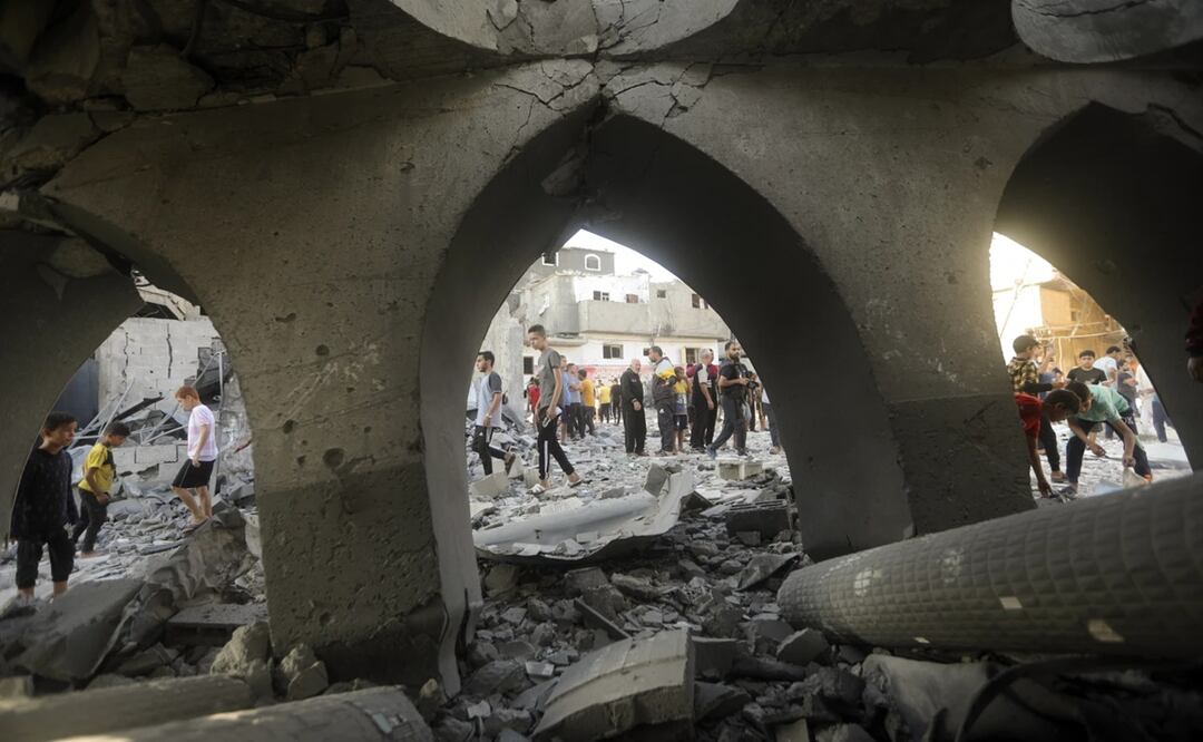 Palestinos inspeccionan los daños en una mezquita destruida tras un ataque israelí en un campo de refugiados en Jan Yunis, en el sur de la Franja de Gaza. Foto: AP