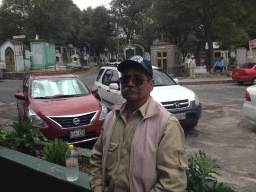 Sepulturero, oficio que se aprende desde niño