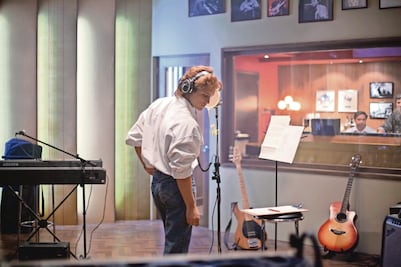 Muchos hombres y pocas mujeres en la serie de Luis Miguel