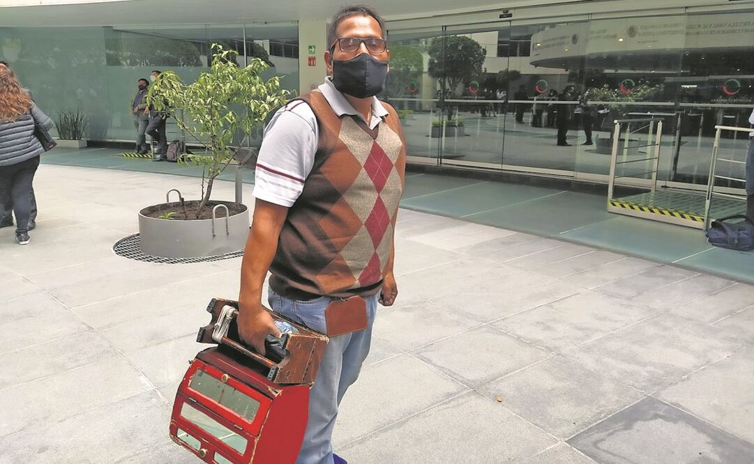 “Antes de la pandemia, pero sobre todo en otras Legislaturas, me iba muy bien”, dice Luis, bolero afuera del Senado desde hace 23 años. Foto: Luis Carlos Rodríguez. EL UNIVERSAL