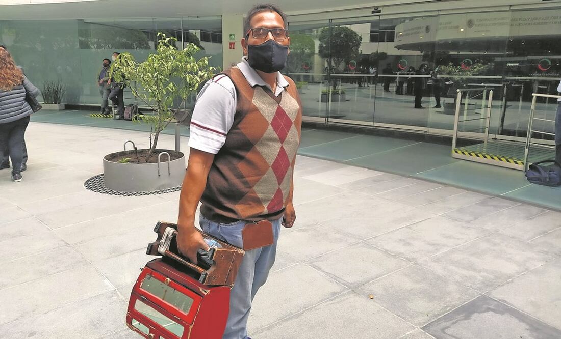 “Antes de la pandemia, pero sobre todo en otras Legislaturas, me iba muy bien”, dice Luis, bolero afuera del Senado desde hace 23 años. Foto: Luis Carlos Rodríguez. EL UNIVERSAL