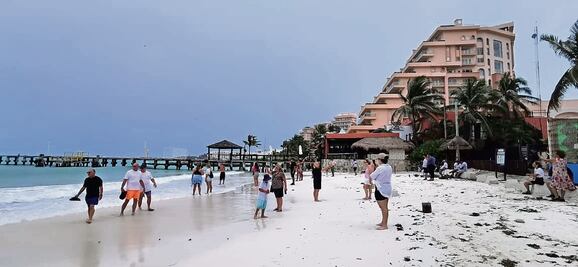 Al mediodía, en Cancún los turistas ya andaban en las calles