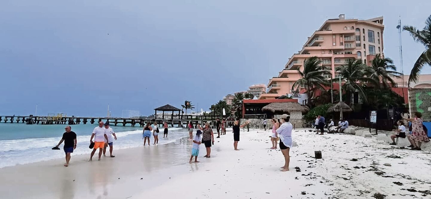 En la zona de playas la gente se concentró para pasear y tomar fotos del mar, cuyas olas golpeaban con fuerza la arena. Foto: Adriana Varillas