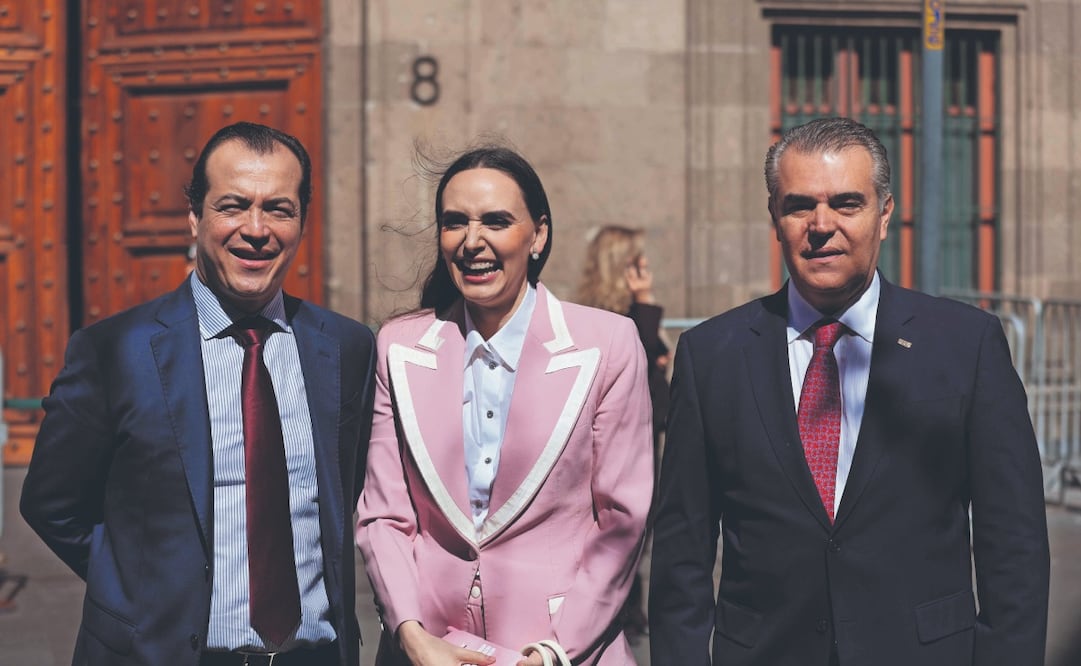 La empresaria Altagracia Gómez (centro) y Francisco Cervantes, presidente del CCE (der.), al salir de Palacio Nacional tras reunirse con la Presidenta. Foto: de DIEGO SIMÓN SÁNCHEZ. EL UNIVERSAL