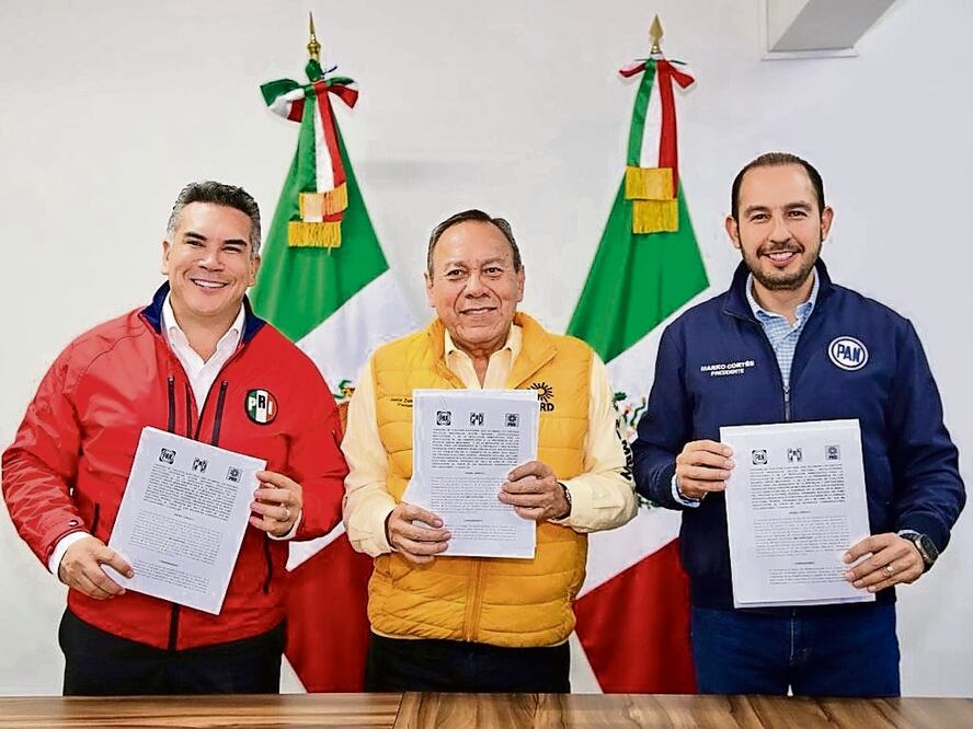 Los dirigentes partidistas Alejandro Moreno, del PRI; Jesús Zambrano, del PRD, y Marko Cortés, del PAN, firmaron el acuerdo. Foto: Especial