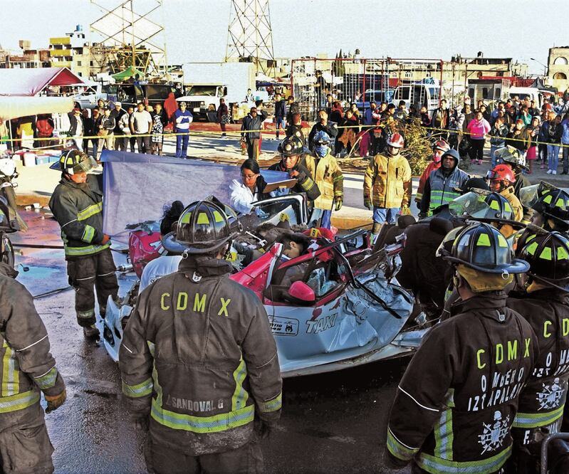 El C-2 Oriente informó sobre el choque de un taxi con un auto blanco sobre Eje 6 Sur y Carlos L. Gracidas, en la colonia Unidad Habitacional Vicente Guerrero. Cinco de los seis ocupantes del taxi murieron en el lugar. ARMANDO MARTÍNEZ. EL UNIVERSAL