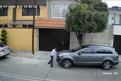 En un minuto roba faro de una camioneta