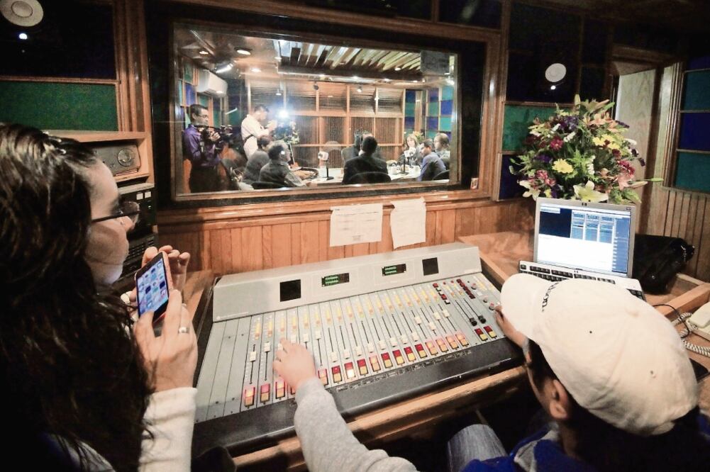 La alianza Juntos Haremos Historia propone el otorgamiento de concesiones sociales para ofrecer servicios móviles de voz e internet (ARCHIVO EL UNIVERSAL)