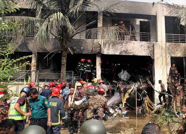 FOTOS: Avión de la Fuerza Aérea se estrella sobre una escuela en Bangladesh; hay al menos 19 muertos