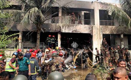 FOTOS: Avión de la Fuerza Aérea se estrella sobre una escuela en Bangladesh; hay al menos 19 muertos