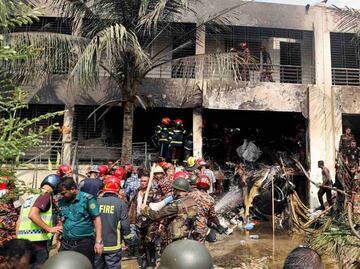 FOTOS: Avión de la Fuerza Aérea se estrella sobre una escuela en Bangladesh; hay al menos 19 muertos