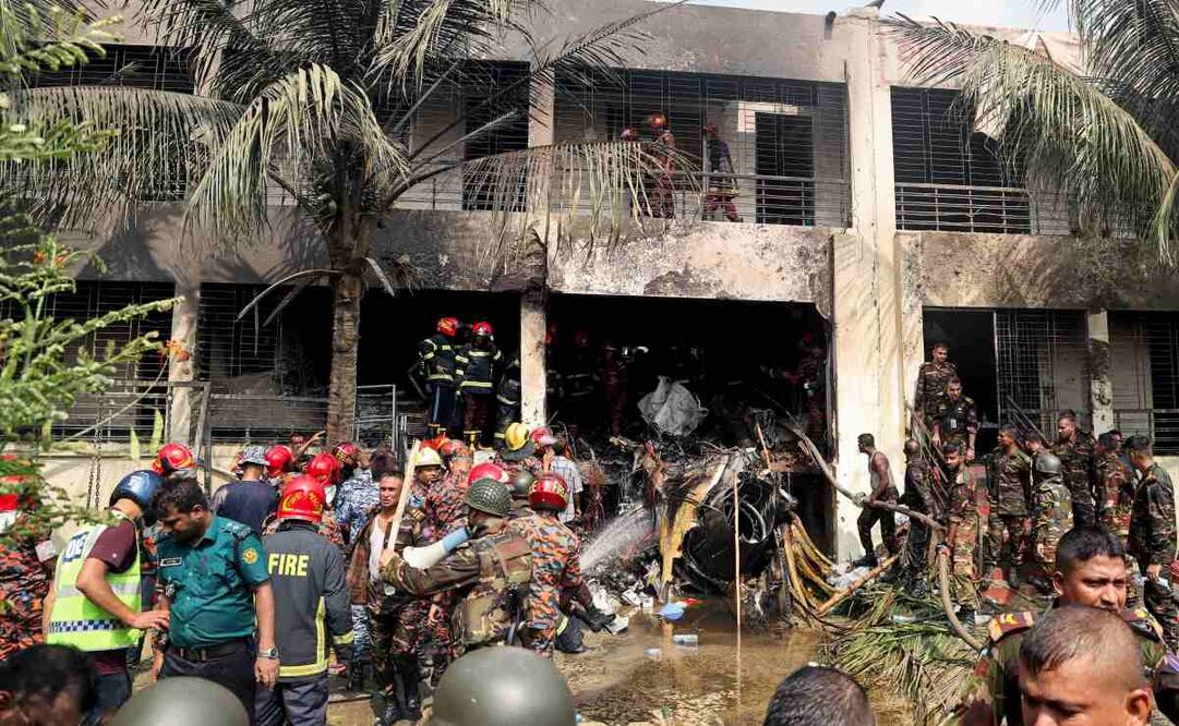 El servicio de bomberos y el personal de seguridad de Bangladesh realizan una operación de búsqueda y rescate tras el accidente de un avión de entrenamiento de la Fuerza Aérea contra una escuela en Daca el 21 de julio de 2025. Al menos 16 personas, en su mayoría estudiantes, murieron el 21 de julio cuando un avión de entrenamiento de la Fuerza Aérea de Bangladesh se estrelló contra un campus escolar en la capital, Daca, según informó el gobierno. Foto: AFP
