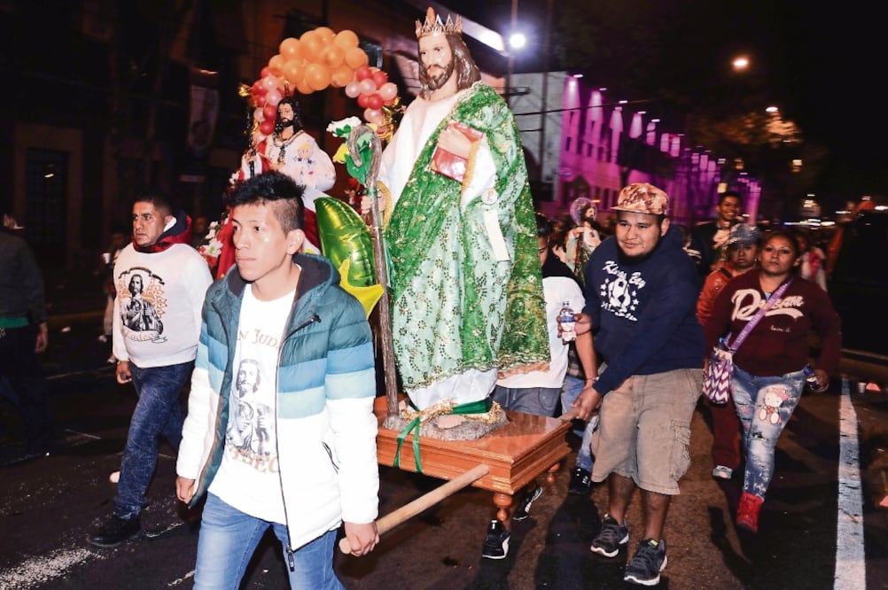 Los fieles llegaron a la iglesia, en el cruce de Paseo de la Reforma e Hidalgo, desde la noche del 27 de octubre, y durante la madrugada del 28, para festejar al santo patrono en su día (LUIS CARBAYO. CUARTOSCURO)