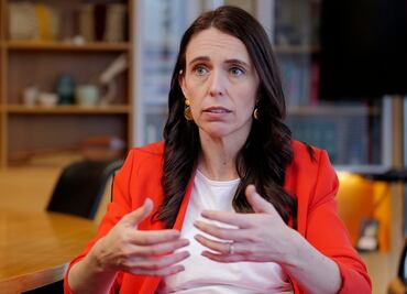 Primera ministra Jacinda Ardern "víctima" del micrófono en Parlamento; llama arrogante a opositor