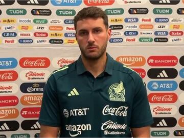 Santiago Giménez bromea sobre el trabajo de Javier Aguirre; es como nuestro abuelito", dijo