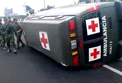 Vuelca ambulancia del Ejército en Satélite