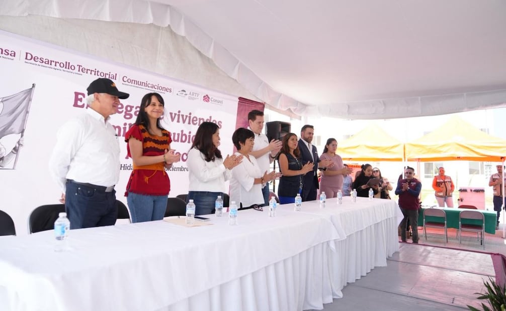 Gobierno reubica a 23 familias por Tren AIFA-Pachuca en Tecámac; entregan escrituras de vivienda.
Foto: Especial.