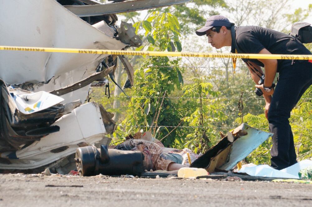 El choque en el kilómetro 22.5 fue tan aparatoso, que se incendió la unidad de transporte público, por lo que llegaron bomberos para controlar la conflagración. LUMA LÓPEZ. EL UNIVERSAL