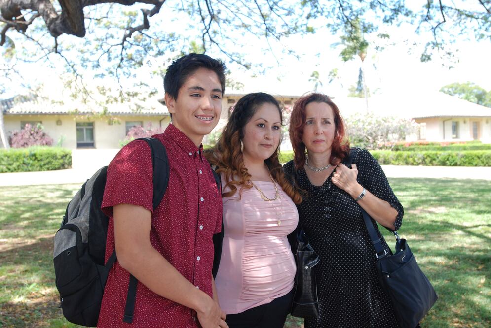 Tania Venegas, centro, su hijo Edgard y su abogada Clare Hanusz hablan con reporteros sobre su caso de deportación. (AP)